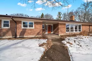 16 Yorkshire Dr, Lincolnshire, IL 60069 - Photo 2