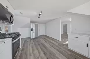 835 Bishop Ave, Aurora, IL 60506 - Photo 4