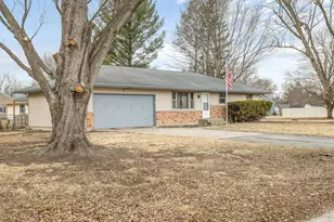 8420 Bobolink Dr, Machesney Park, IL 61115 - Photo 2