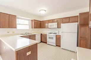 182 Montclair Rd, Vernon Hills, IL 60061 - Photo 4