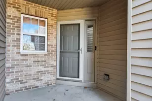 550 Madison Ln, Elgin, IL 60123 - Photo 2