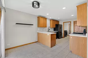 550 Madison Ln, Elgin, IL 60123 - Photo 10