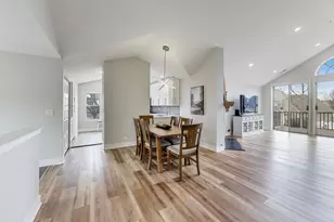 422 Cromwell Cir, Bartlett, IL 60103 - Photo 4