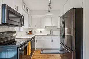 1627 W Belle Plaine Ave, Chicago, IL 60613 - Photo 10