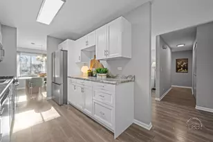 2924 Roberts Dr, Woodridge, IL 60517 - Photo 2