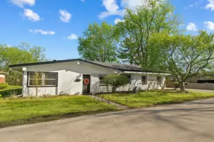 8 Rob Rd, Mount Prospect, IL 60056 - Photo 2