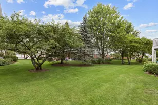 283 Ashbury Ln W, Roselle, IL 60172 - Photo 4