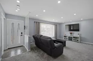 2469 Parkwood Ln, Des Plaines, IL 60018 - Photo 2