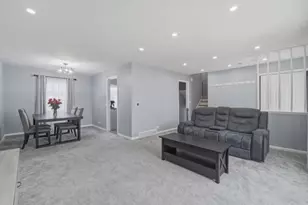 2469 Parkwood Ln, Des Plaines, IL 60018 - Photo 4