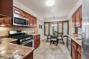 1305 E Mulberry Ln, Mount Prospect, IL 60056 - Photo 10