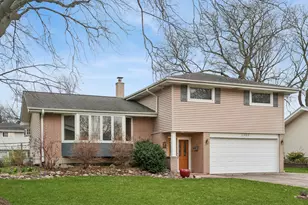 1305 E Mulberry Ln, Mount Prospect, IL 60056 - Photo 1