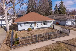 929 E Water St, Pontiac, IL 61764 - Photo 2