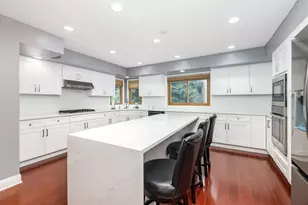 6722 Sweetbriar Ln, Darien, IL 60561 - Photo 8