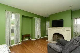 323 S Broadway Ave, Aurora, IL 60505 - Photo 16