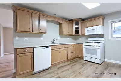 610 Lagoon Terrace, Round Lake Beach, IL 60073 - Photo 6