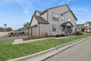 961 Sumac Ct, Lindenhurst, IL 60046 - Photo 2