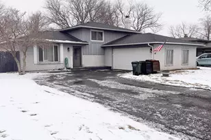 452 Manor Dr, Peotone, IL 60468 - Photo 2