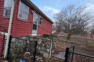 418 W Harrison St, Carrier Mills, IL 62917 - Photo 4