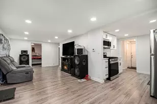 527 S Calumet Ave, Aurora, IL 60506 - Photo 4