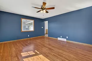 380 Dartmoor Dr, Crystal Lake, IL 60014 - Photo 4