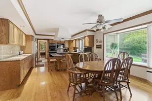 8261 Lake Ridge Dr, Burr Ridge, IL 60527 - Photo 10