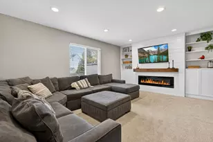 9 Annandale Ct, Lake in the Hills, IL 60156 - Photo 2