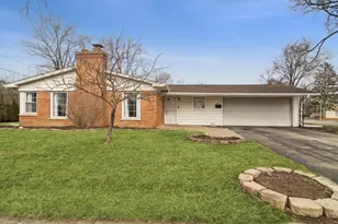 148 Wilshire Dr, Wheeling, IL 60090 - Photo 2