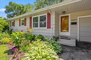 1607 Oak St, Saint Charles, IL 60174 - Photo 2