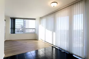 807 Davis St, Evanston, IL 60201 - Photo 4