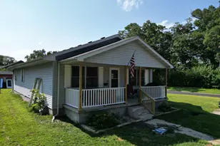 557 N 5th St, Watseka, IL 60970 - Photo 1