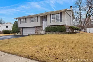 2140 Sandburg Dr, Aurora, IL 60506 - Photo 2