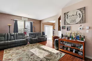 1563 Yellowstone Dr, Streamwood, IL 60107 - Photo 2