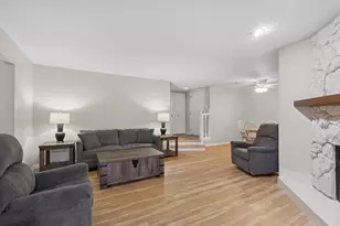 724 Maplewood Ct, Willowbrook, IL 60527 - Photo 4