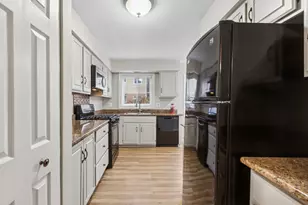 724 Maplewood Ct, Willowbrook, IL 60527 - Photo 6