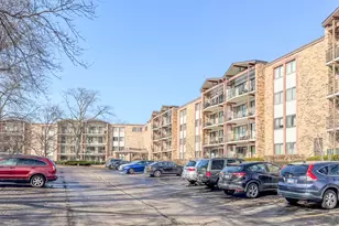 250 W Parliament Pl, Mount Prospect, IL 60056 - Photo 2