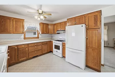 274 W Center Street, Burlington, IL 60109 - Photo 8