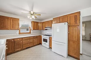 274 W Center St, Burlington, IL 60109 - Photo 8