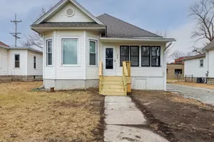 907 E Madison St, Pontiac, IL 61764 - Photo 2