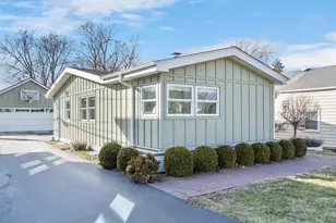 212 Woodstock Ave, Clarendon Hills, IL 60514 - Photo 2