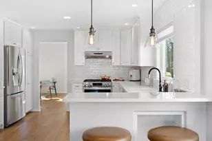 212 Woodstock Ave, Clarendon Hills, IL 60514 - Photo 6