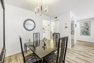 9387 Bay Colony Dr, Des Plaines, IL 60016 - Photo 4