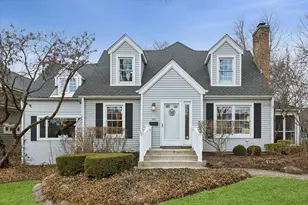 692 Chidester St, Glen Ellyn, IL 60137 - Photo 2