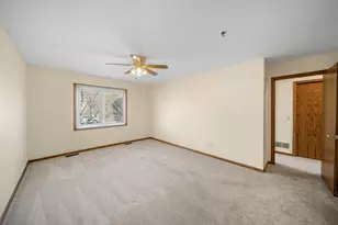 910 Thornwood Dr, Saint Charles, IL 60174 - Photo 4