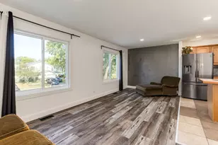 214 Far Hills Dr, Bolingbrook, IL 60440 - Photo 6