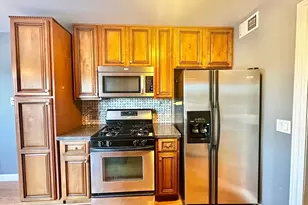 575 Greystone Ln, Wheeling, IL 60090 - Photo 2