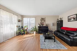 821 Red Barn Ln, Elgin, IL 60124 - Photo 4