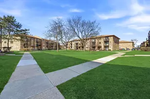 142 Klein Creek Ct, Carol Stream, IL 60188 - Photo 2