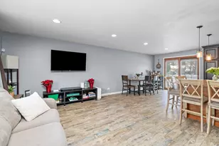 511 S Walnut Ln, Schaumburg, IL 60193 - Photo 6