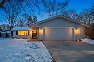 511 S Walnut Ln, Schaumburg, IL 60193 - Photo 2