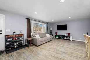 511 S Walnut Ln, Schaumburg, IL 60193 - Photo 4